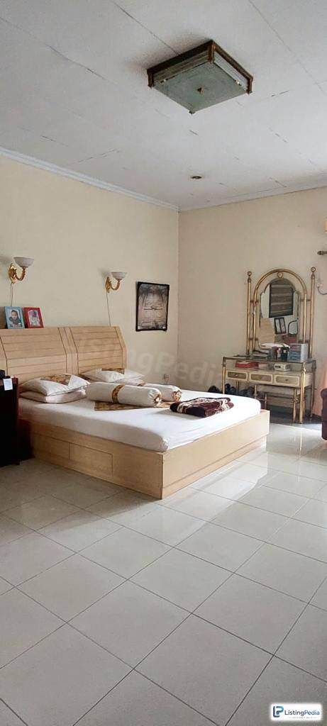 DIJUAL RUMAH DENGAN HALAMAN SANGAT LUAS — foto 3