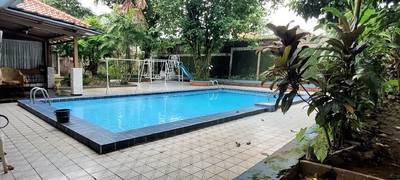 DIJUAL RUMAH DENGAN HALAMAN SANGAT LUAS